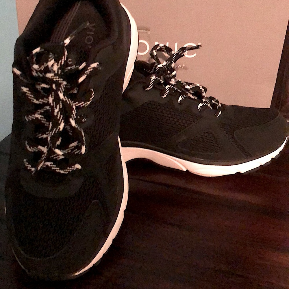 Vionic Tokyo Sneaker 8 wide Almost New!